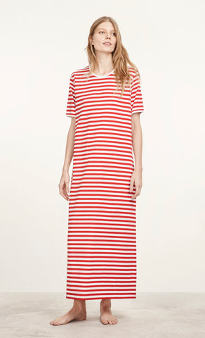 Das beliebte Hauskleid und Nachthemd Hetta mit kurzem Ärmel im Streifen-Design Tasaraita von Marimekko.