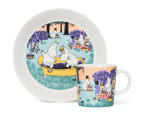 Die Mittsommer Serie der Moomins besteht aus einer Tasse und einem Teller. Die Formen entsprechen der Teema-Serie von iittala.