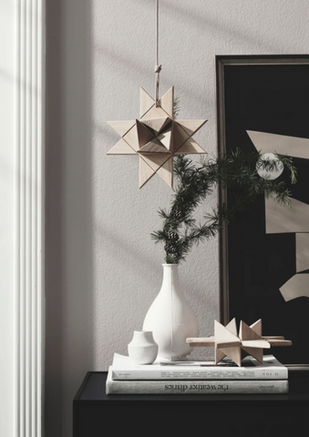 EIn gutes Farbschema für nordische Weihnachten im Skandi Stil ist schwarz + weiß + 1 Farbe + Naturtöne