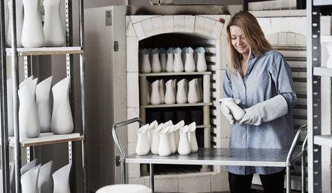 Die dänische Designerin bei ihrer Arbeit in ihrer Werkstatt in Kopenhabgen. 