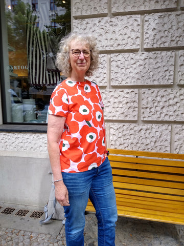 Kundinnen und Kunden in Marimekko in Berlin: Muster Unikko