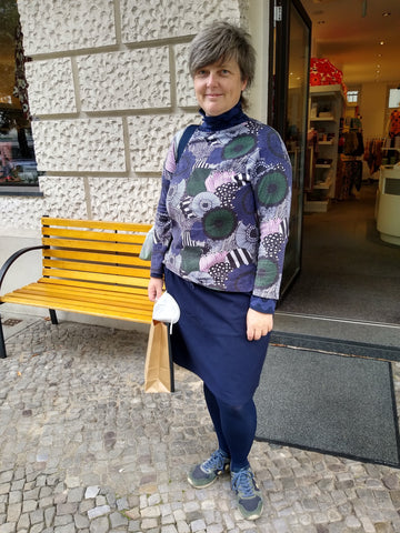 Kundinnen und Kunden in Marimekko in Berlin: Muster Siirtolapuutarha