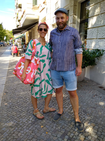 Kundinnen und Kunden in Marimekko in Berlin: Muster Floretti und Shirt Jokapoika