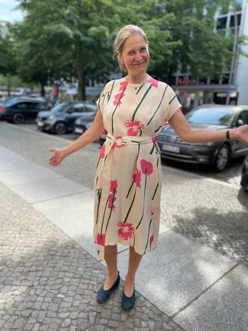 Kundinnen und Kunden in Marimekko in Berlin: Kleid von Marimekko