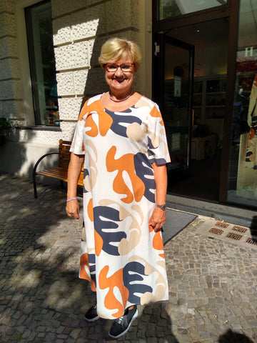 Kundinnen und Kunden in Marimekko in Berlin: Muster Sablooni