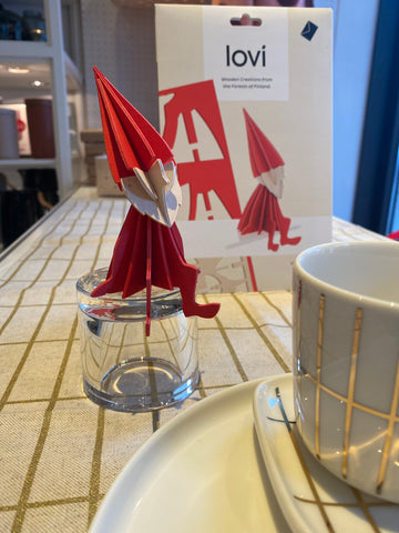 Die kleinen Holz Wichtel von Lovi aus Finnland sorgen für Beschäftigung in ruhigen Minuten. Der Tischläufer von Marimekko im Tiiliskivi Muster passt zur Tasse im Vordergrund. 