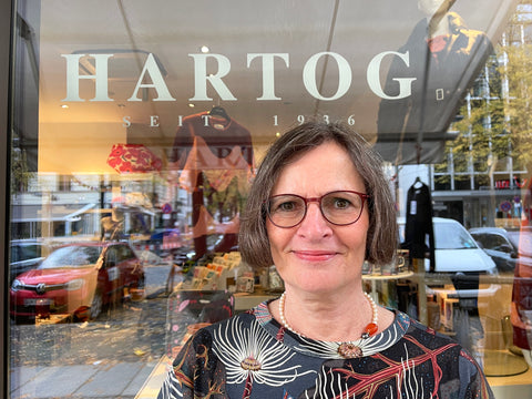 Angie, neu im Team HARTOG seit November 2022. Sie ist iittala-Spezialistin.