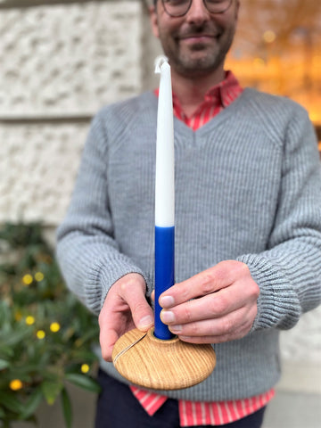 Zum finnischen Nationalfeiertag zündet man in Finnland eine weiß-blaue Kerze an, wie hier im Bild