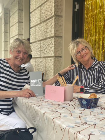 2 Kundinnen in Marimekko an der HARTOG'schen Tafel beim Ladengeburtstag 2023