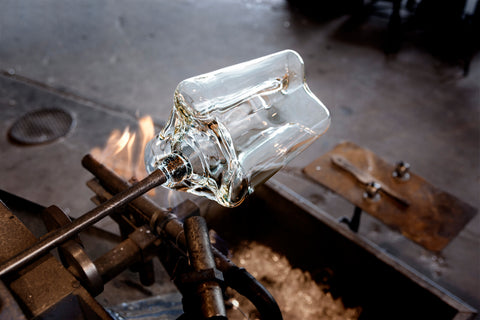 Die Aalto-Vase entsteht im Werk in Iittala unter den Augen von Torben von HARTOG aus Berlin. 