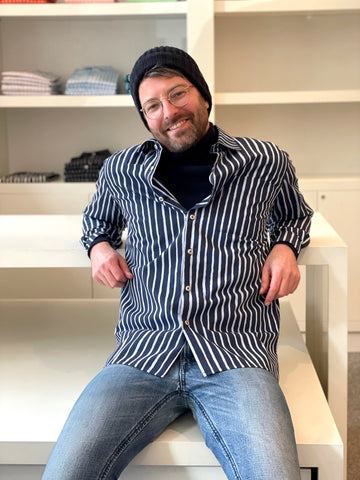 Unser Chef vom Team HARTOG Berlin im Knesekiez in Charlottenburg im Design-Klassiker Hemd Jokapoika von Marimekko in dunkelblau-hellblau.