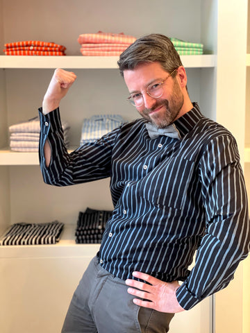 Unser Chef vom Team HARTOG Berlin im Knesekiez in Charlottenburg im Design-Klassiker Hemd Jokapoika von Marimekko in dunkelblau-hellblau.