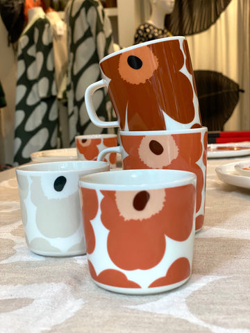 Becher und Tassen aus der Oiva Unikko Serie von Marimekko in braun-Tönen