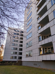 Alvar Aalto in Berlin: Das Etagenwohnhaus Hansaviertel. Deutlich sichtbar sind die innenliegenden Balkone und die Aufteilung in zwei Treppenhäuser.