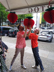 Team HARTOG Berlin hat Spaß mit der Erdbeer-Deko auf der Feier von Marimekkos Jubiläum