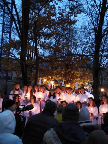 Lucia-Chor mit Jungfrauen und Sternenjungen in Berlin auf dem Schwedischen Julbasar