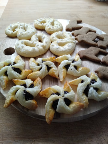 Unsere nordischen Kekse: joulutorttu, pepparkakor, sukkerkringler.