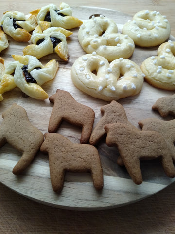 Unsere nordischen Kekse: joulutorttu, pepparkakor, sukkerkringler.