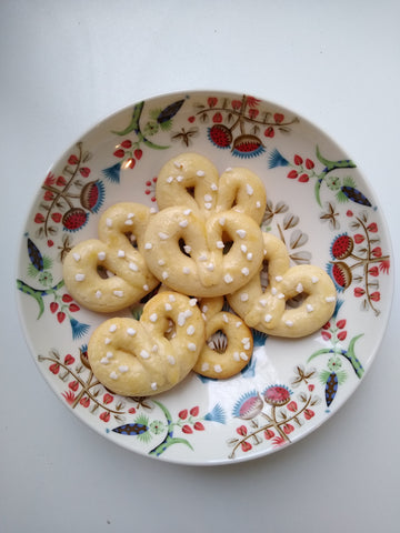 Dänische Butterkringel auf einer Taika-Schale