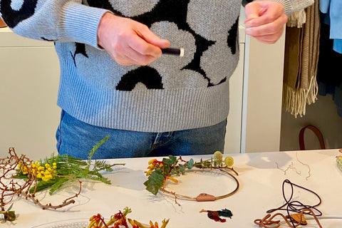 ... den Wilhelm-Schweizer Zinn Oster-Anhänger mit einem Garn an der Leder Schlaufe des Strups Rings befestigen und alles zurecht rücken.. Voilà! 