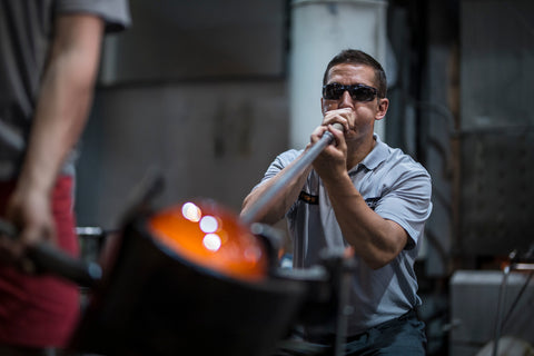 Teamwork bei den Glasbläsern von iittala. Torben von HARTOG aus Berlin durfte zusehen. 