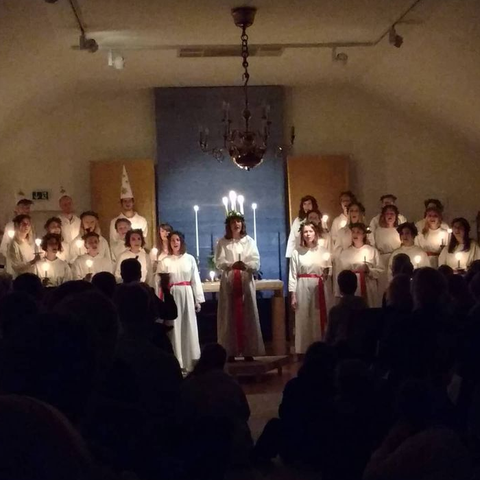 Lucia Konzert in der schwedischen Gemeinde in Berlin 2018 mit der so genannten Lichterbraut Lucia mit Kerzenkranz auf dem Kopf.