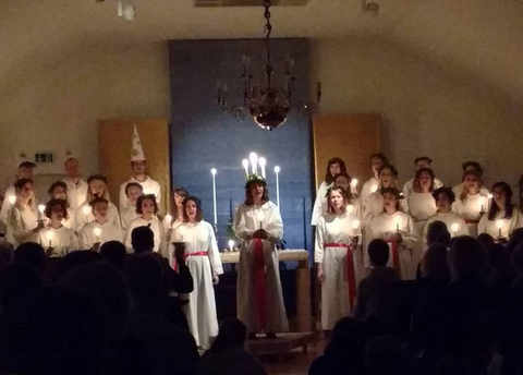 Lucia Konzert in Berlin in der Schwedischen Gemeinde mit Lucia, Sternenjungen und Jungfrauen