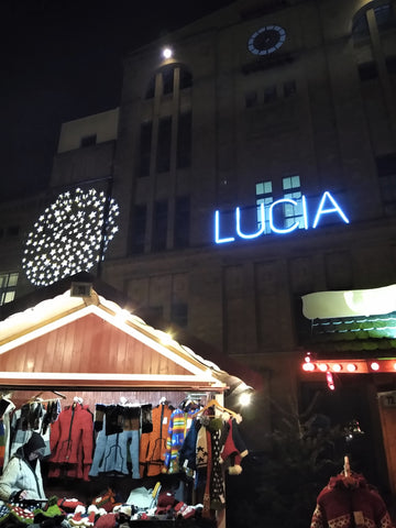 Auf dem nordisch inspirierten Lucia-Weihnachtsmarkt in Berlin in der Kulturbrauerei