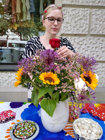 Birgit richtet die Mittsommer-Blumen bei HARTOG Berlin. 