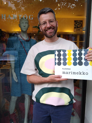 Torben von HARTOG Berlin mit dem Buch Marimekko in Patterns, das es zu Mittsommer zu verlosen gab. 
