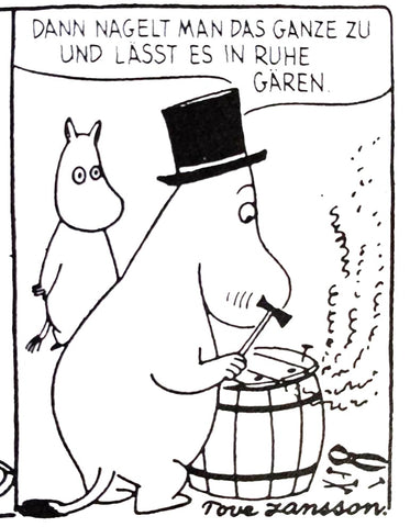 Ausschnitt aus dem Comic Mumin Mamas Dienstmädchen auf der aktuellen Sommer-Tasse: Moomin Papa nagelt ein Fass zu.