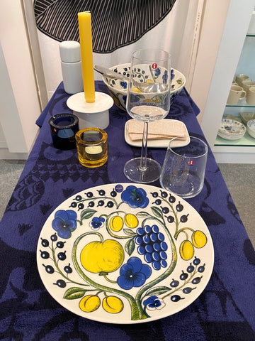 Oiva von Marimekko, Paratiisi von Arabia und Essence und Kivi von iittala ergeben eine wunderschöne Dinner-Tafel. Bekommen Sie alles bei uns bei HARTOG Berlin. 