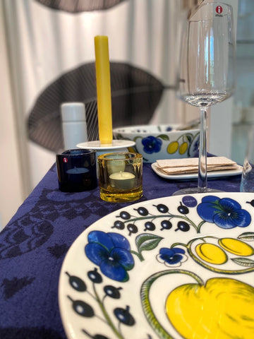 Oiva von Marimekko, Paratiisi von Arabia und Essence und Kivi von iittala ergeben eine wunderschöne Dinner-Tafel. Bekommen Sie alles bei uns bei HARTOG Berlin. 