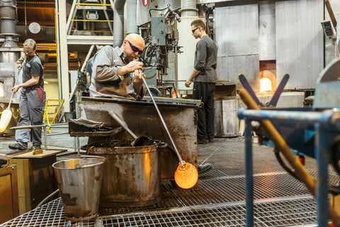 Glasbläser und Glasmacher bei iittala in Finnland schaffen Design-Klassiker. Torben von HARTOG aus Berlin durfte zusehen. 