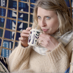 Sanna Annukka für Marimekko. Sie trinkt aus einer Tasse mit dem von ihr designten Muster Svaale