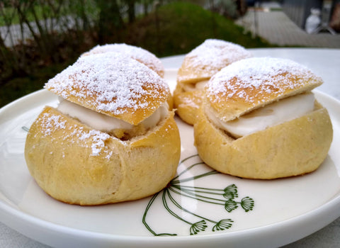 Semlor, das leckere schwedische Gebäck auf einem Teller von Marimekko.