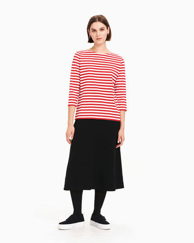 Shirt Ilma von Marimekko im klassischen Steifen-Look: rot-weißes Tasaraita-Design von Annika Rimala in Berlin bei HARTOG. 