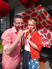 Nascha und Torben vom Team HARTOG haben Spaß mit Erdbeeren beim Geburtstag von Marimekko