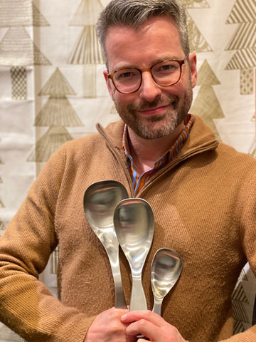 Torben mit den drei Größen der Servierlöffel Collective Tools von iittala.