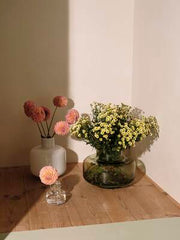 So geht hygge und Skandi-Stil bei HARTOG in Berlin: Ein paar Vasen von Marimekko, ein paar Blumen und natürliche Materialien.  