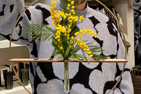 Schnell und einfach: Der Strups Deko Ring mit dem Floating Vases Einsatz ist schnell und hübsch mit Blumen dekoriert. 