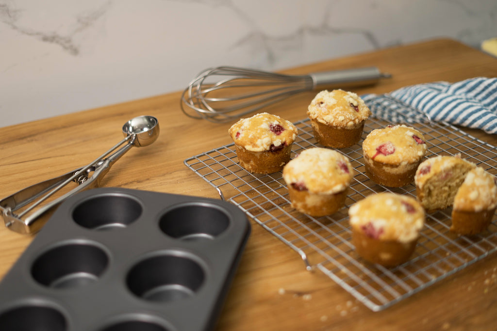 Resep Strawberry Crumble Muffins Kue Lembut Teman Sarapan 