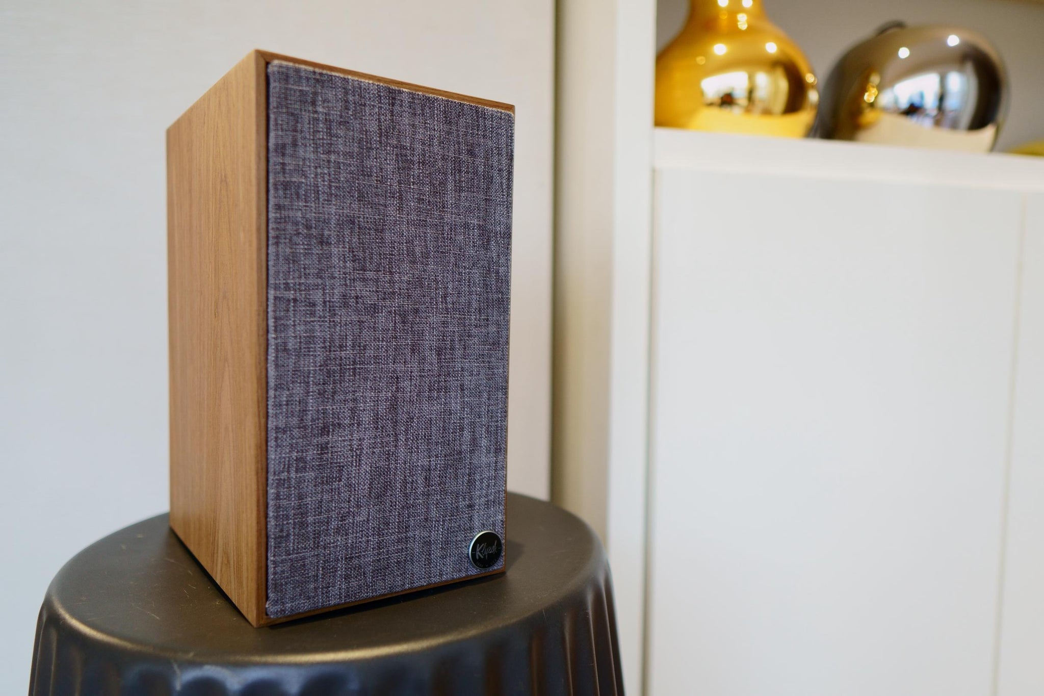 Klipsch The Fives active bookshelf speaker with magnetic grey grill on.