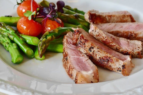 low-carb meal of steak, asparagus, and tomatoes