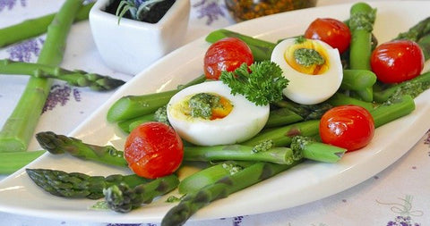 low carb meal of eggs, asparagus, and tomatoes