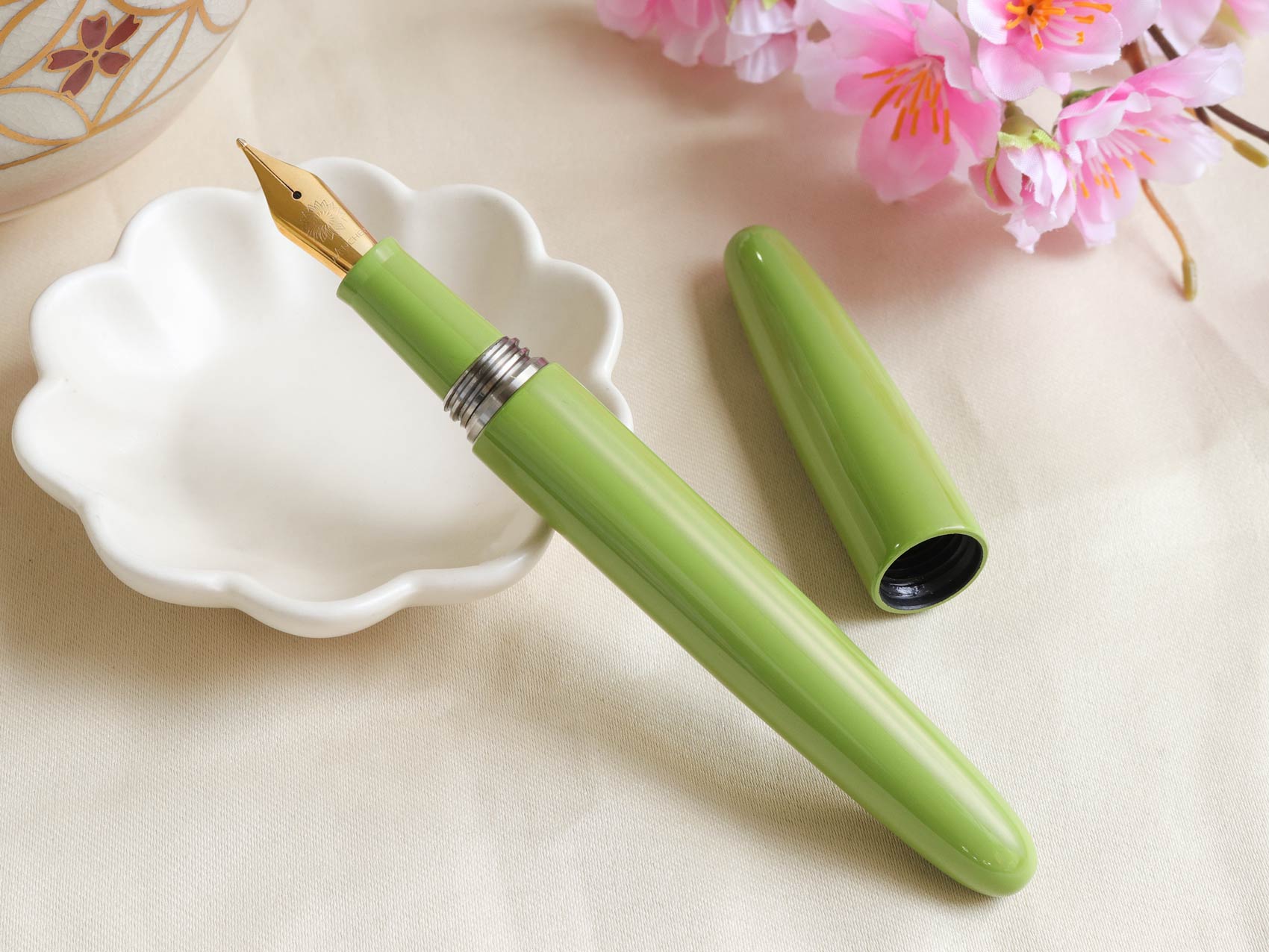 Kyoto-Urushi-Fountain-Pen-Unohana-Wancher-Dream-Pen-3.jpg__PID:2c581f13-fc84-4ac5-8ff9-e69d0c71bc52
