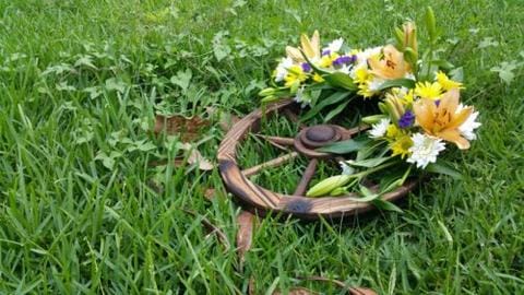 How to Make a Wagon Wheel Wreath Steps