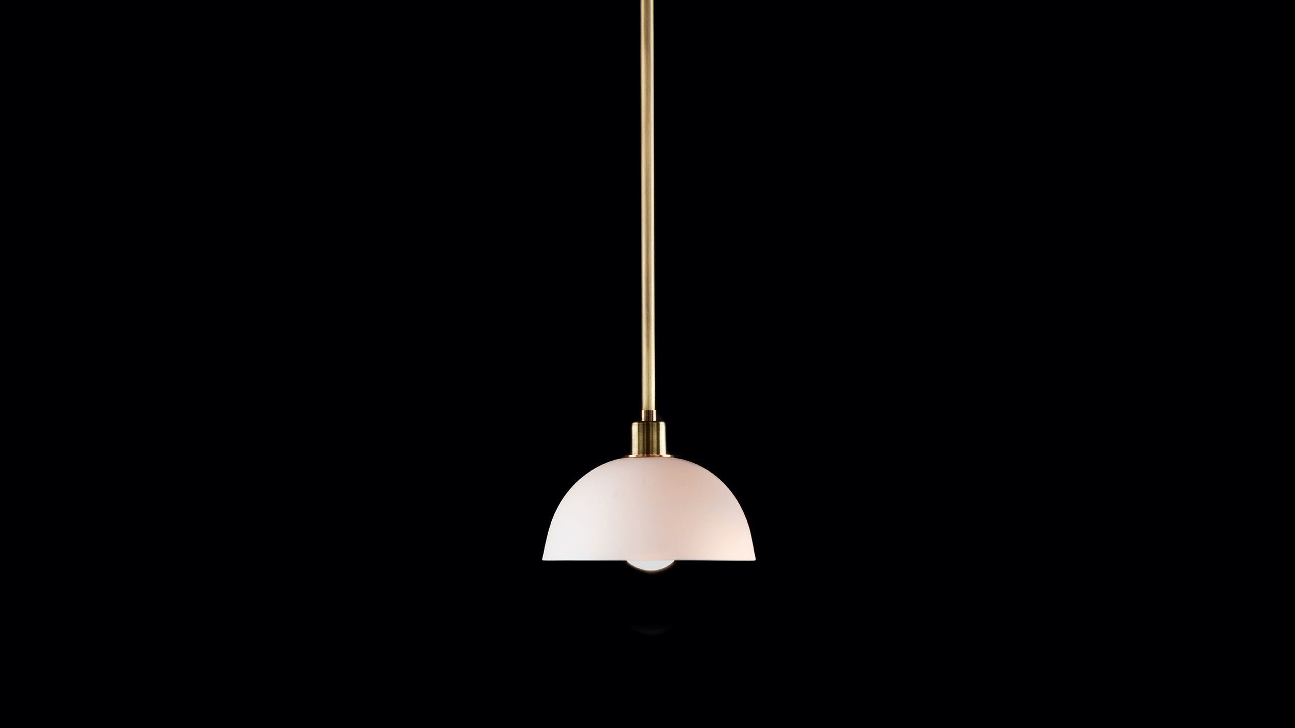 TRAPEZE : 1 ceiling pendant in Aged Brass with a Porcelain bowl, hanging against a black background. 