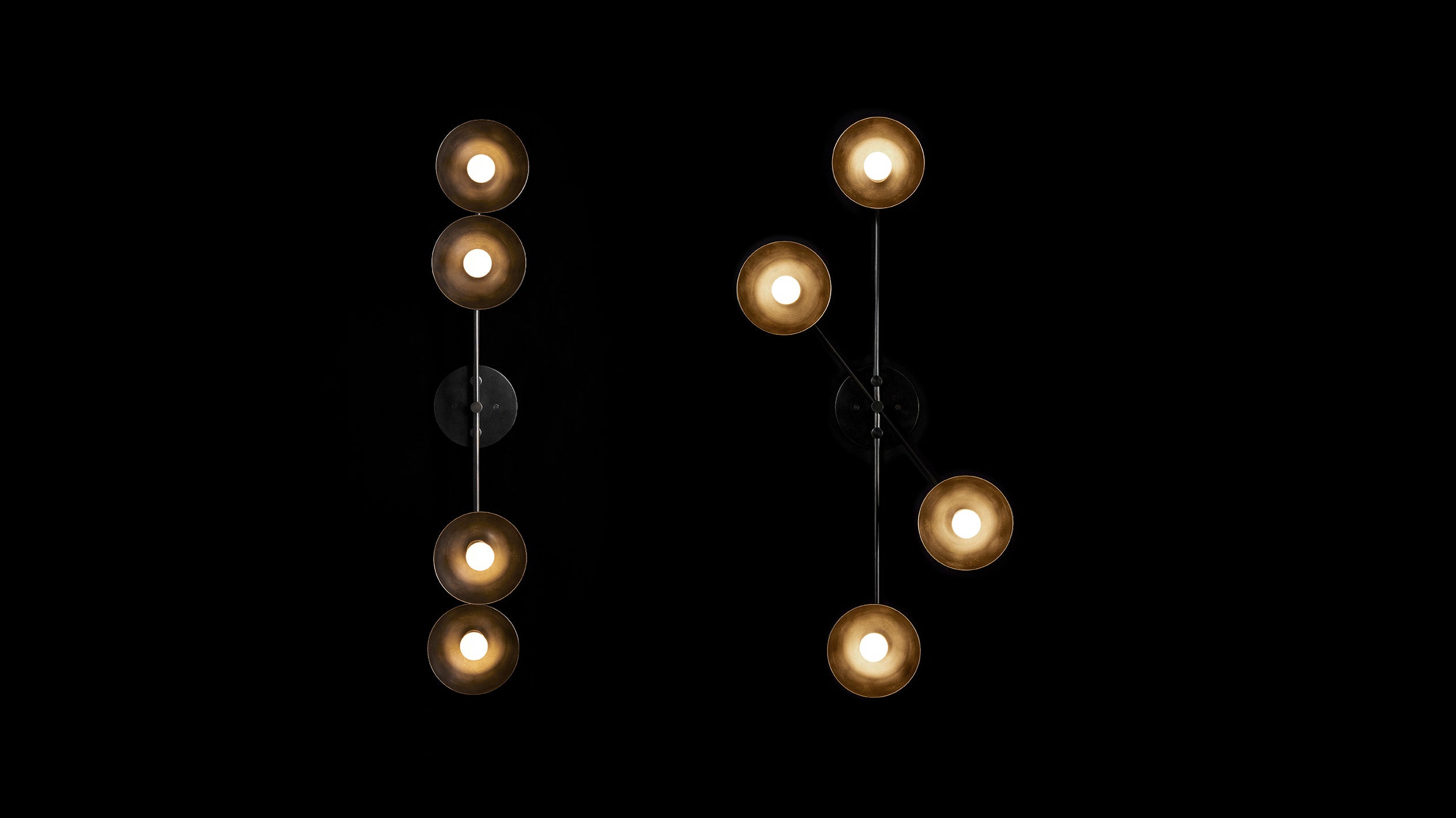 A pair of TRAPEZE : 4 surface lights mounted to a black wall in two different configurations. 