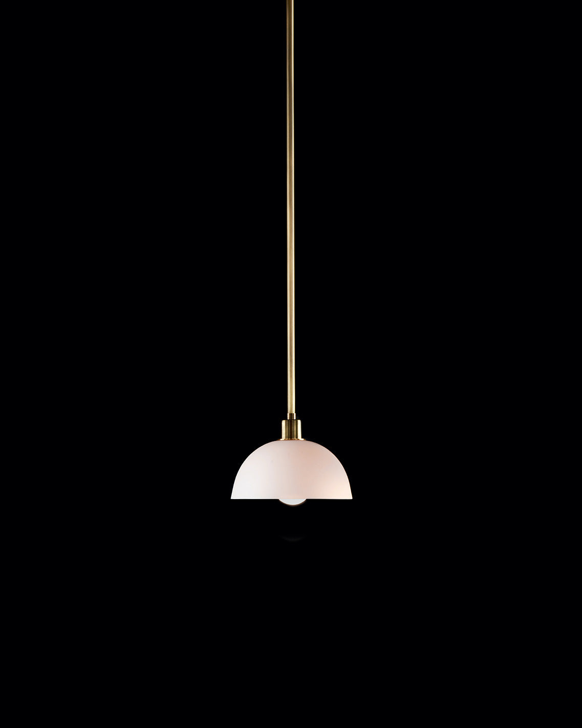 TRAPEZE : 1 ceiling pendant in Aged Brass with a Porcelain bowl, hanging against a black background. 